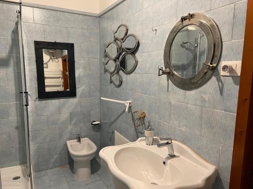 A bathroom at DA CARMINA