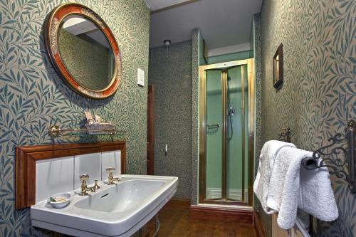 Phòng tắm tại Hodgkinsons Hotel Matlock Bath