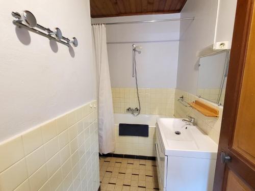 La salle de bains est pourvue d'un lavabo et d'une douche. dans l'établissement La Ferme De Fernand, à Sixt-Fer-à-Cheval