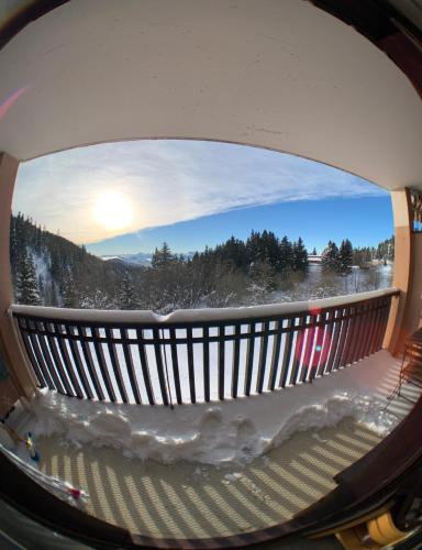 een uitzicht van de binnenkant van een auto door een raam bij Location appartement Chamrousse 1650 - Superbe vue in Chamrousse