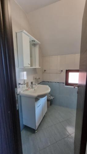 un bagno bianco con lavandino e WC di Vila Bjelasica a Kolašin