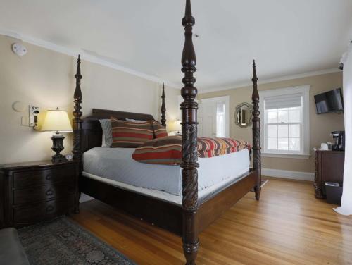 Postel nebo postele na pokoji v ubytování The White House Inn