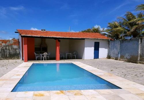 בריכת השחייה שנמצאת ב-Casa em Águas Belas CE או באזור