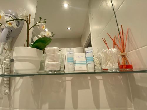 ヴェリカ・ゴリツァにあるVG CityLux Apartmentの皿と花瓶が並ぶガラス棚