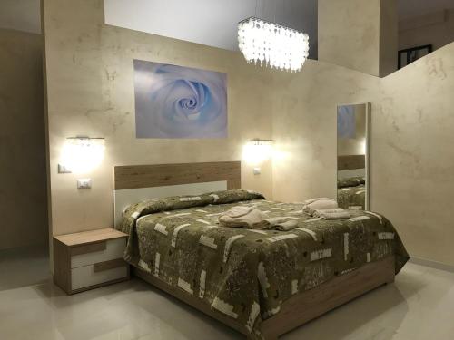 een slaapkamer met een bed en een grote spiegel bij La Stella d'oro in Orvieto