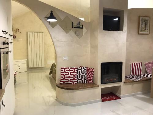 a living room with a fireplace and a tv at La Stella d'oro in Orvieto