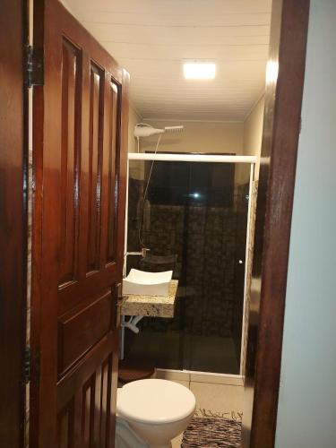 a bathroom with a toilet and a sink at Suites Pouso Familiar José e Maria in Paraty