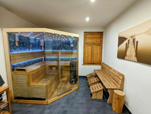 ein Zimmer mit einer Sauna mit einer Holzbank und einer Bank in der Unterkunft Chalupa, kde bejval krám in Vysoké nad Jizerou