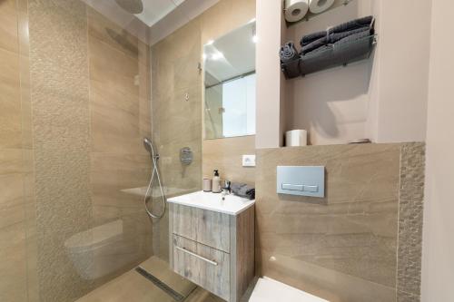 W łazience znajduje się umywalka i prysznic. w obiekcie APARTVIP Akademicka w mieście Białystok