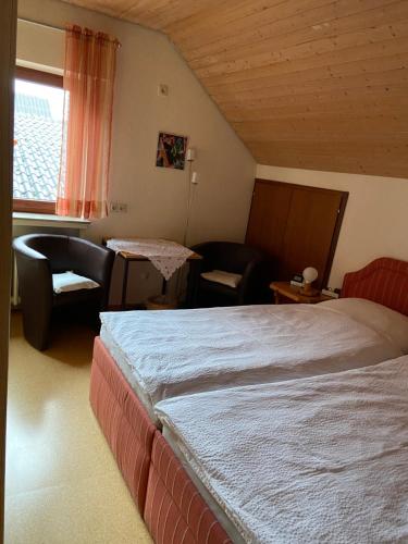 um quarto com uma cama, um sofá e uma mesa em Ferienwohnung Alsmeier em Bad Bentheim