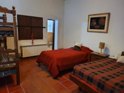 1 dormitorio con 1 cama y 1 litera en ARK - Una casa con sabor a hogar en Cachí