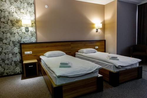 Hotel Shengen "Шенген" tesisinde bir odada yatak veya yataklar