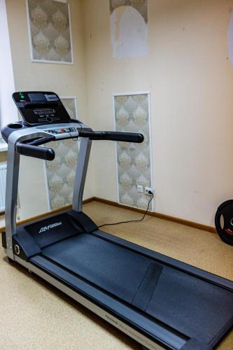 a treadmill in a room with a wall at Hotel Shengen "Шенген" in Kropyvnytskyi