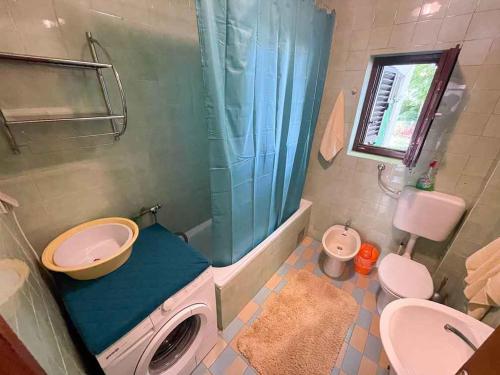 La salle de bains est pourvue d'un lavabo et d'un lave-linge. dans l'établissement Apartment in Jadranovo 41878, à Jadranovo