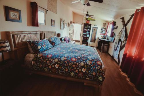um quarto com uma cama com um edredão azul em Vinofilia Wine Country Inn em Valle de Guadalupe