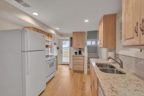Η κουζίνα ή μικρή κουζίνα στο Amazing Lakefront Retreat On Long Lake! home