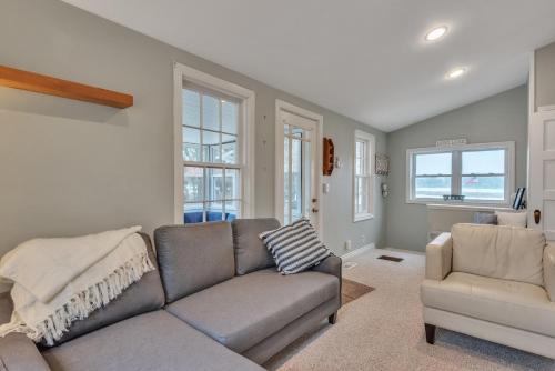 Χώρος καθιστικού στο Amazing Lakefront Retreat On Long Lake! home