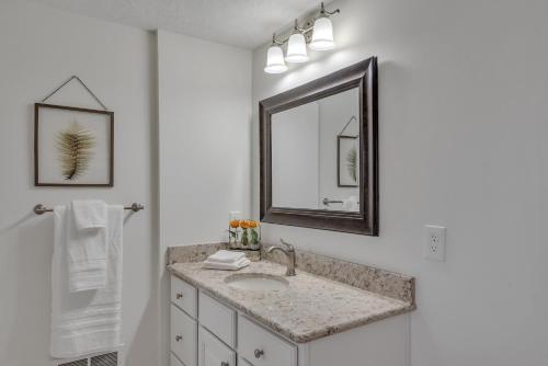 Φωτογραφία από το άλμπουμ του Amazing Lakefront Retreat On Long Lake! home σε Portage