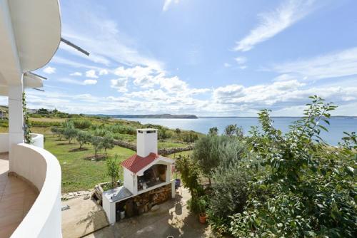 Apartments Edi - amazing location by the sea