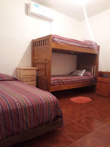 維拉優尼恩的住宿－Pillanhuasi alquiler por dia，一间卧室配有两张双层床。