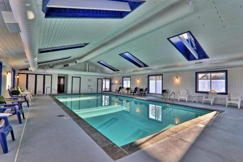 Bazén v ubytování Winterplace Condos H nebo v jeho okolí