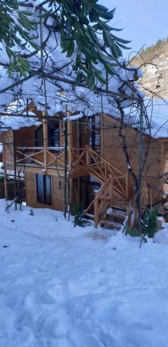 Guest House Okropilauri im Winter