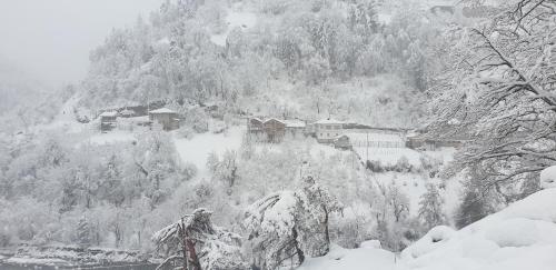 Guest House Okropilauri im Winter