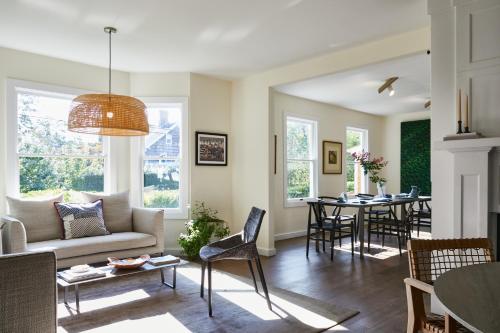 een woonkamer met een bank en een tafel bij The Roundtree, Amagansett in Amagansett