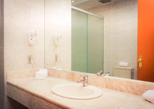 Koupelna v ubytování Embaixador Hotel & Centro de Eventos by Fast10