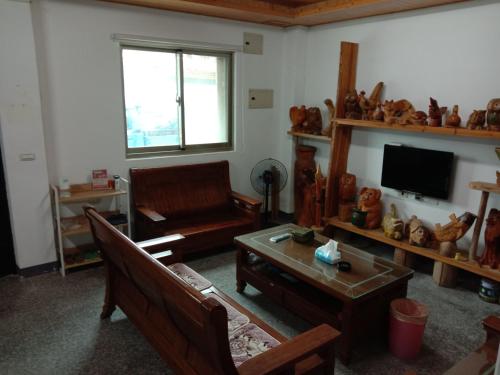 a living room with a couch and a table at 雲台客棧民宿 in Nangan