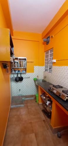 Kuchnia lub aneks kuchenny w obiekcie Lovely 1- bedroom apartment in the heart of Bolpur