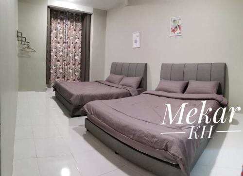 2 Betten in einem Schlafzimmer mit lila Bettwäsche in der Unterkunft Mekar KH Homestay (Muslim) @ Brinchang in Brinchang