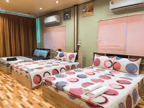 a bedroom with two beds and a couch at Ruanmai Style Resort 2 in Ban Nong Nam Khan