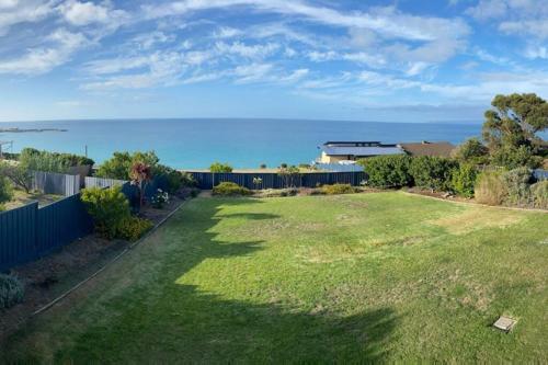 un patio con una valla y el océano en el fondo en Ocean Blue KI. Absolute ocean front, free WiFi, en Penneshaw