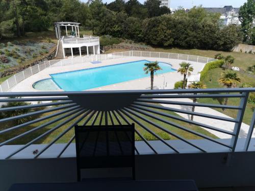 d'un balcon avec vue sur la piscine. dans l'établissement La Cite des Pins - Piscine chauffee, à Les Sables-dʼOlonne