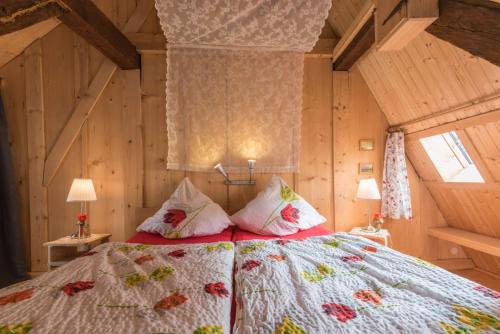 een slaapkamer met een bed in een kamer met houten wanden bij Historisches Gerberhaus in Alpirsbach