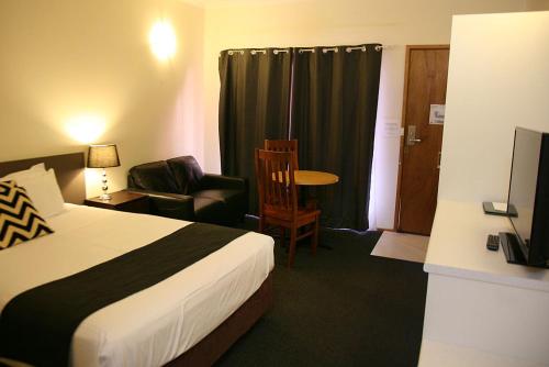 En eller flere senge i et værelse på Footscray Motor Inn and Serviced Apartments