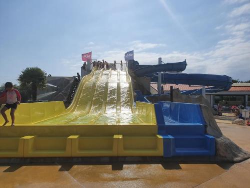 un grand toboggan aquatique dans un parc aquatique dans l'établissement Mobil Home 2022 les charmettes 3 Chambres 40m2, aux Mathes