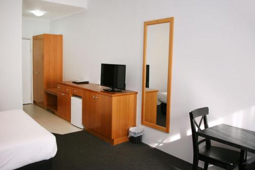 Et tv og/eller underholdning på Footscray Motor Inn and Serviced Apartments