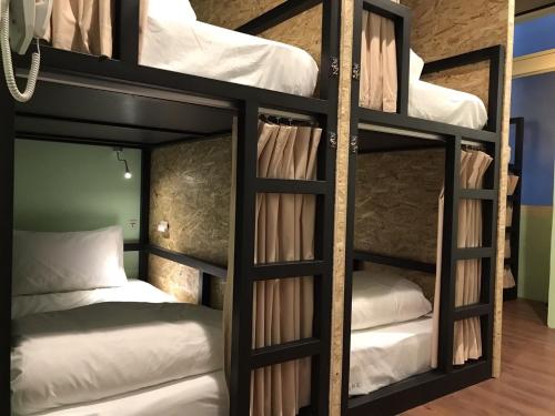 Säng eller sängar i ett rum på Tourist Bunny Hostel