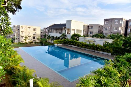 an overhead view of a large swimming pool in front of buildings at Entire furnished apartment Homagama in Homagama