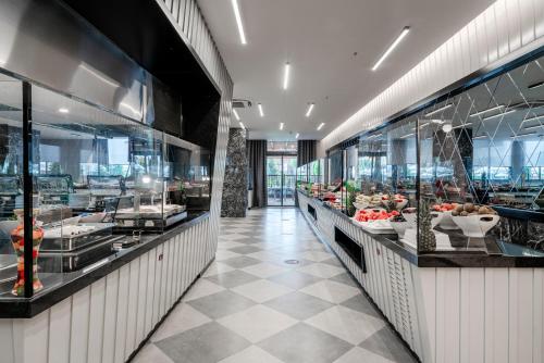 un restaurante con una línea buffet de frutas y verduras en Arnor De Luxe Hotel & Spa, en Side