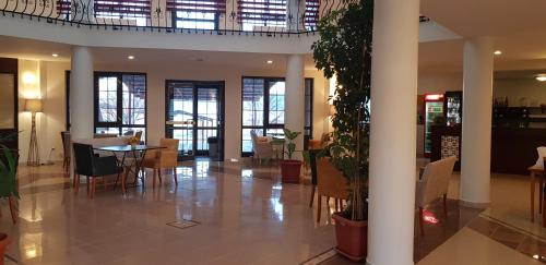 Χώρος καθιστικού στο Flora Hotel
