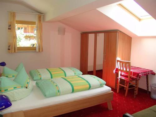 1 dormitorio con 1 cama, 1 mesa y 1 silla en Ferienwohnung Anita, en Sankt Gallenkirch