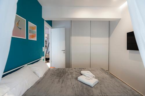 sypialnia z łóżkiem i dwoma ręcznikami na nim w obiekcie Aphrodite Apartment w Atenach