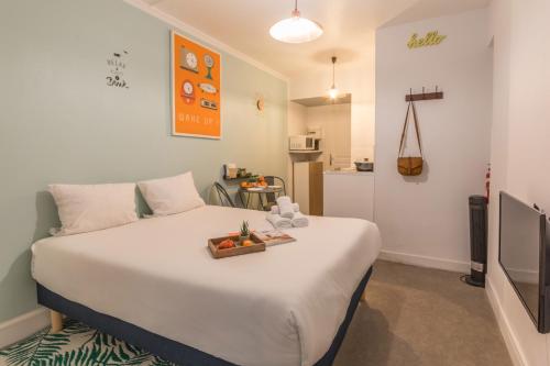 - une chambre avec un lit et un plateau de fruits dans l'établissement WS Montmartre - Sacré Coeur, à Paris