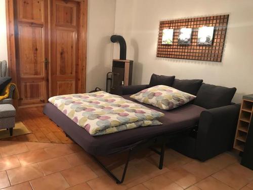 1 sofá cama en la sala de estar en Schöne Wohnung mit abgeschlossenem Grundstück zentral und ruhig en Greifswald