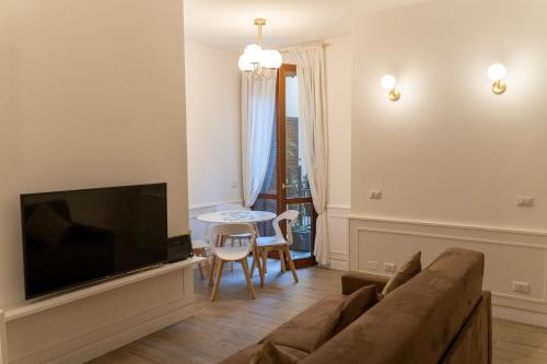 un salon avec un canapé et une télévision dans l'établissement Mama House, à Milan