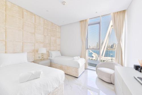Habitación de hotel con 2 camas y ventana en Most beautiful 3 BR apt in BLUEWATERS ISLAND, DUBAI, en Dubái