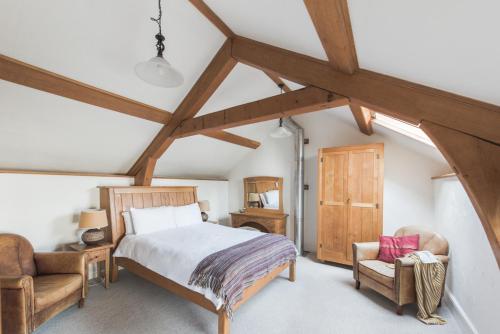 מיטה או מיטות בחדר ב-Widecombe Cottage